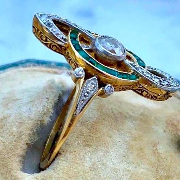 Cubic Zirconia and Emerald Vintage Ring - Picture 6 of 9